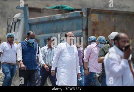Nuova Delhi, India. 26 giugno 2026. NUOVA DELHI, INDIA - GIUGNO 26: Il ministro del governo di Delhi Ashish Sood visita il sito di discarica di Ghazipur per ispezionare i lavori di bonifica in corso il 26 giugno 2026 a nuova Delhi, India. (Foto di Raj K Raj/Hindustan Times/Sipa USA) credito: SIPA USA/Alamy Live News Foto Stock