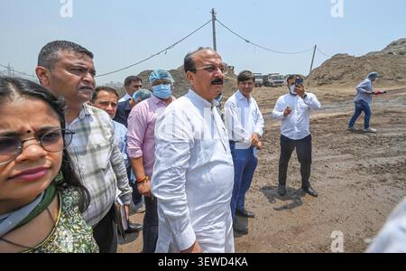 Nuova Delhi, India. 26 giugno 2026. NUOVA DELHI, INDIA - GIUGNO 26: Il ministro del governo di Delhi Ashish Sood visita il sito di discarica di Ghazipur per ispezionare i lavori di bonifica in corso il 26 giugno 2026 a nuova Delhi, India. (Foto di Raj K Raj/Hindustan Times/Sipa USA) credito: SIPA USA/Alamy Live News Foto Stock