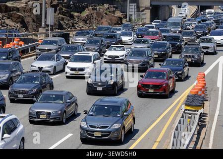 Fort Lee, NJ, Stati Uniti d'America - 17 maggio 2026: Il traffico pesante verso est torna sull'avvicinamento del George Washington Bridge a Fort Lee, New Jersey. Foto Stock