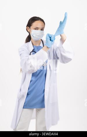 Medico generico professionista che regola lo stetoscopio guardando la fotocamera Foto Stock