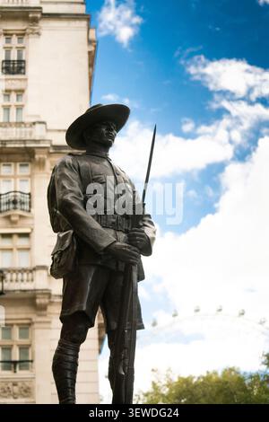Il Gurkha Soldier Statue Memorial sulla Whitehall di Londra Foto Stock