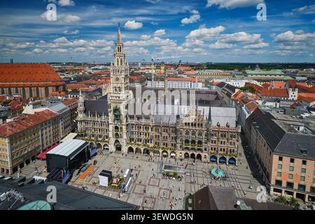 Prospettiva elevata del gotico Neues Rathaus e della vivace piazza Marienplatz in un pomeriggio di sole a Monaco, Baviera, Germania. Foto Stock