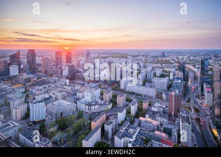 Alto punto panoramico sullo skyline di Varsavia in Polonia, con grattacieli, strati di paesaggio urbano, profondità della città, colori del tramonto e cielo spettacolare Foto Stock