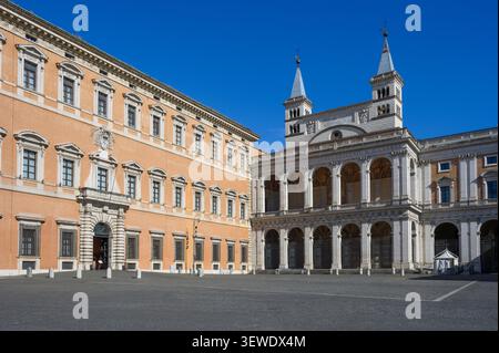 Piazza Giovanni Paolo II a Roma, Italia. Maestosa facciata del Palazzo Lateranense accanto alla loggia rinascimentale settentrionale e ai due campanili Foto Stock