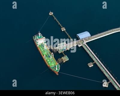Vista aerea di una petroliera GPL attraccata al porto del terminal del combustibile a Manggis, Bali, Indonesia. Foto Stock