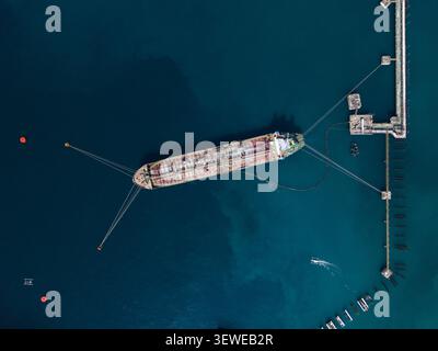 Vista aerea di una petroliera ormeggiata presso il porto del terminal del combustibile a Manggis, Bali, Indonesia. Foto Stock