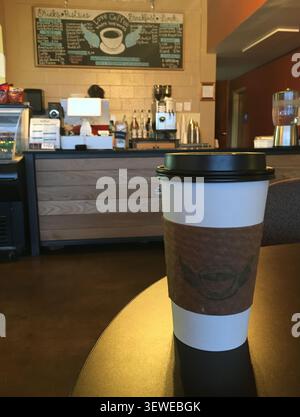 un caffè da asporto in una caffetteria Foto Stock