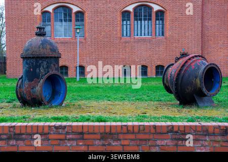 Valvole storiche per condutture in ghisa e impianti idrici esposti sui terreni dell'elenco Zwischenpumpwerk Lichtenberg, Berlino, Germania. Foto Stock