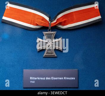 Amburgo, Germania - 7 aprile 25: Croce di cavaliere della Croce di ferro (1939) esposta in una cassa museale con etichetta, fotografata all'International Maritime Foto Stock
