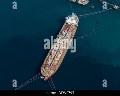 Vista aerea di una grande nave petroliera ormeggiata al porto del terminal del combustibile a Manggis, Bali, Indonesia. Foto Stock