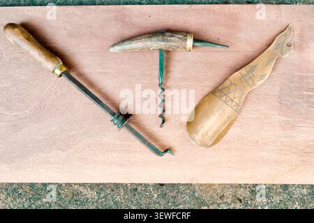 Collezione di utensili a mano d'epoca antichi su sfondo in legno rustico, concetto di falegnameria e attrezzature da officina Foto Stock