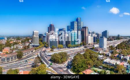 Grattacieli del centro di Sydney Nord, sopra il nuovo svincolo autostradale, l'espansione a più corsie a Sydney, Australia - vicino panorama aereo. Foto Stock