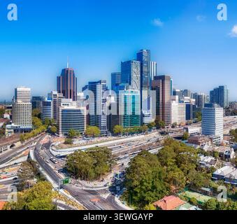 Grattacieli del centro cittadino di Sydney Nord sopra il nuovo svincolo autostradale, espansione a più corsie a Sydney, Australia - Vista della piazza. Foto Stock