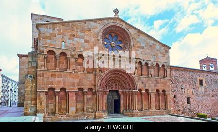Facciata della chiesa romanica di Santo Domingo a Soria, Spagna Foto Stock