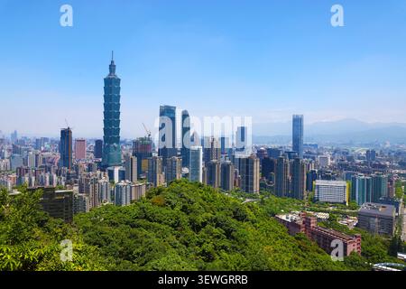 Taipei 101 e lo skyline della città di Taipei visto dalla montagna dell'Elefante, conosciuta come Xiangshan, a Taipei, Taiwan, ROC Foto Stock