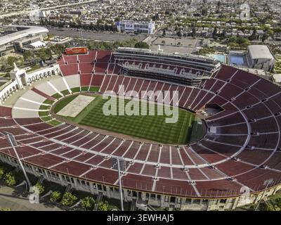 Los Angeles, Stati Uniti - 10 aprile 2021: Vista aerea del LA Memorial Coliseum, uno stadio storico con posti a sedere rossi, un campo di erba verde e un surroun Foto Stock