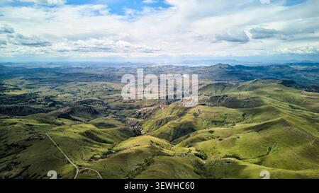 Spettacolare prospettiva sopraelevata che cattura la campagna con dolci colline e pianure illuminate dal sole Foto Stock