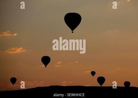 Mongolfiere sagomate all'alba in Cappadocia, Turchia Foto Stock