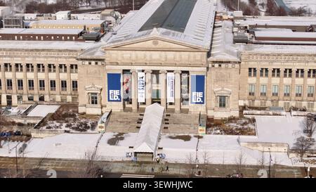 Chicago, Stati Uniti - 11 gennaio 2025: Veduta aerea del Field Museum in inverno, con architettura neoclassica, terreni innevati e ba Foto Stock