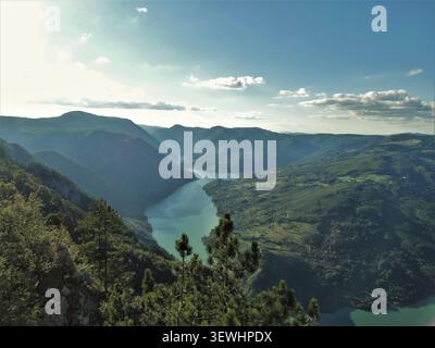 Vista panoramica della valle del fiume drina e delle montagne dal punto panoramico banjska stena Foto Stock