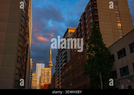 Toronto, Ontario, Canada - 20 giugno 2026: Paesaggio urbano dello skyline di Toronto fotografato durante un tramonto con nuvole illumniate nel cielo durante un su Foto Stock