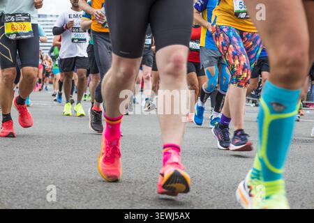 Atleti che corrono nella maratona di Londra. Londra, Regno Unito, 21 aprile 2024 Foto Stock