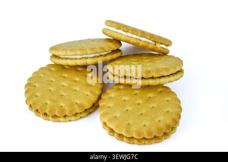 Biscotti sandwich alla vaniglia con ripieno di panna isolati su bianco Foto Stock