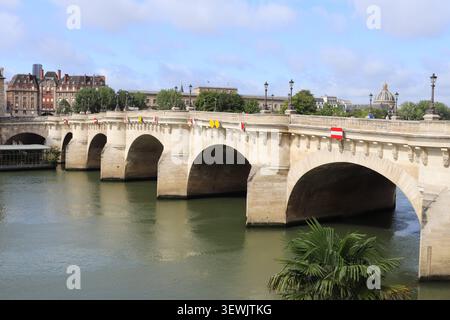 Il Pont Neuf sulla Senna, Parigi, Francia. Foto Stock