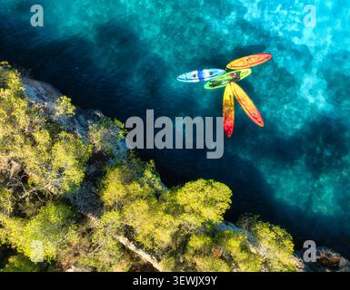 Vista aerea con droni di kayak colorati in un mare turchese cristallino Foto Stock