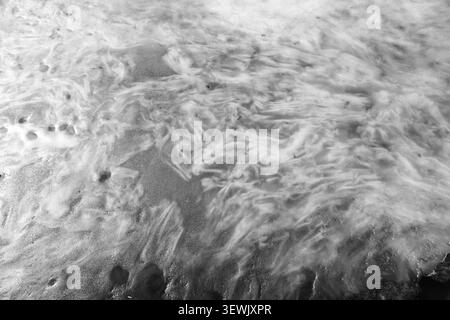 Un primo piano in bianco e nero che mostra un modello dettagliato di ghiaccio che scioglie, neve nevosa e consistenza dell'acqua con un look in fibra organica. Foto Stock