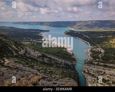 Uno scatto aereo cattura le splendide acque turchesi del fiume Verdon che si snodano attraverso le spettacolari scogliere calcaree delle Gole del Verdon in Pro Foto Stock