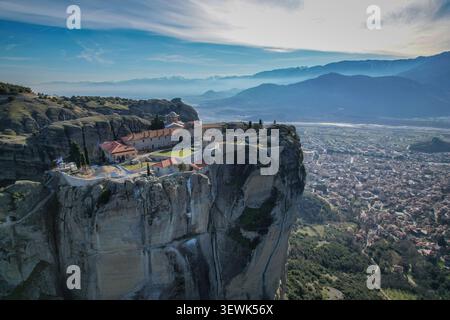 Una vista aerea cattura lo storico Sacro Monastero di Varlaam a Meteora, in Grecia, costruito in cima a un massiccio pilastro di roccia. L'antico monastero con il suo re Foto Stock