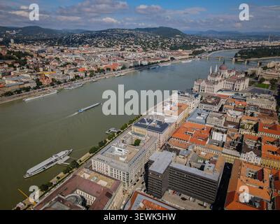 BUDAPEST, UNGHERIA - 24 agosto 2021: Una vista panoramica aerea cattura il paesaggio urbano di Budapest, Ungheria, con il fiume Danubio che si snoda attraverso di esso. TH Foto Stock