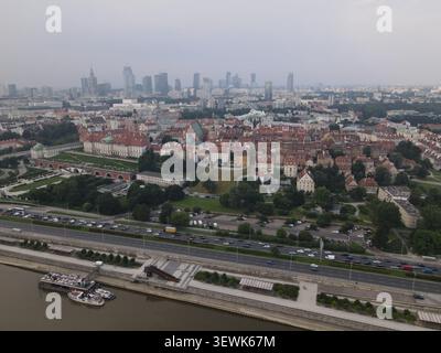 Una vista panoramica aerea di Varsavia presenta il Castello reale, la città vecchia con tetti rossi e il fiume Vistola in primo piano. La città moderna cen Foto Stock