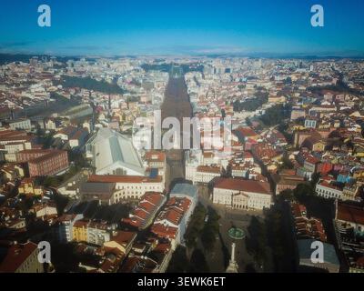 Un'ampia ripresa aerea cattura Lisbona, in Portogallo, con Piazza Rossio in primo piano che conduce alla lunga Avenida da Liberdade. L'immagine mostra il Foto Stock
