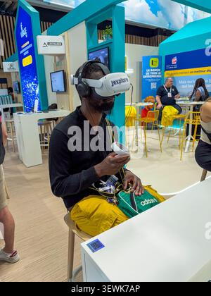 Parigi, Francia, Inside View, International Technology Trade Show, VIVATECH, mostre; adolescenti che utilizzano cuffie per la realtà virtuale, ricerca di lavoro "J'Explore" Foto Stock