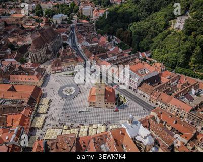 Piața Sfatului, la piazza principale di Brașov, Romania, è visibile con la Chiesa Nera e il monte Tampa sullo sfondo. L'immagine mostra l'HIS Foto Stock