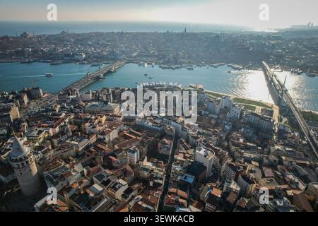 Una vista panoramica aerea di Istanbul mostra la Torre Galata in primo piano, il Corno d'Oro con il Ponte Galata e il Ponte della metropolitana di Alia e il Bosp Foto Stock