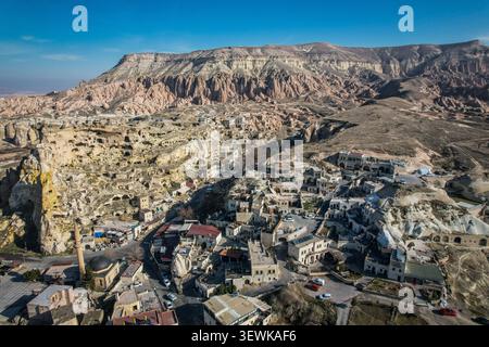 Una vista aerea grandangolare cattura la città di Uchisar annidata tra le formazioni rocciose uniche e i camini delle fate della Cappadocia, Turchia. Questo iconico Foto Stock