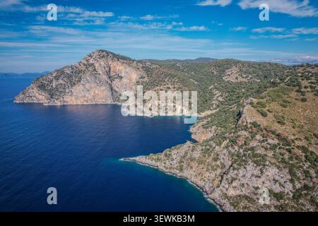 Una vista aerea mostra la Valle delle Farfalle (Kelebekler Vadisi) e la costa del Mar Mediterraneo vicino a Fethiye, Turchia. Questa fotografia è adatta per sh Foto Stock