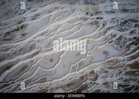 Una prospettiva aerea cattura le intricate terrazze di carbonato di calcio bianco e le piscine minerali di Pamukkale a Denizli, Turchia. Questa geologica unica Foto Stock