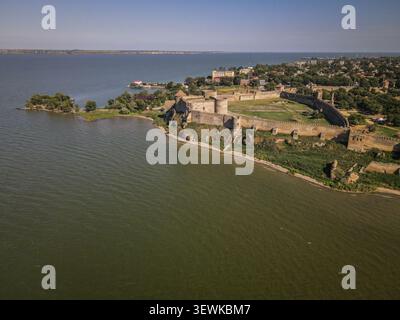 Una vista aerea grandangolare cattura la storica fortezza di Akkerman situata sulla costa di Dniester Liman a Bilhorod-Dnistrovskyi, Ucraina. Questo m Foto Stock