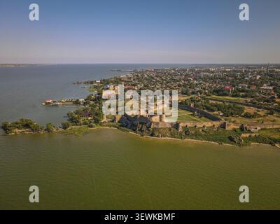 Una vista aerea grandangolare cattura la Fortezza di Akkerman sulla riva dell'estuario di Dniester, con la città di Bilhorod-Dnistrovskyi che si allunga Foto Stock