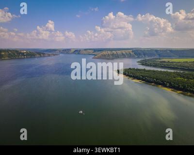 Un'ampia ripresa aerea cattura il fiume Dniester che si snoda attraverso un paesaggio di colline, foreste e campi. Questa vista è adatta per i progetti correlati Foto Stock