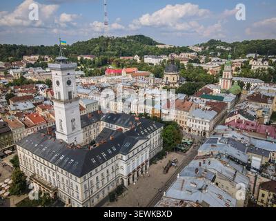 UCRAINA, LEOPOLI - 29 luglio 2021: Una vista aerea presenta il Municipio di Leopoli e gli edifici circostanti di Piazza Rynok nella città vecchia di Leopoli. Il fornitore di immagini Foto Stock