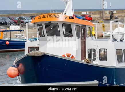 Una vista ravvicinata e frontale di un peschereccio commerciale ormeggiato a Seahouses Harbour evidenzia il carattere aspro della pesca attiva del Northumberland Foto Stock