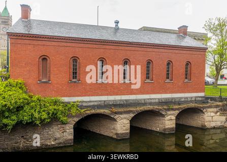 Pawtucket Gatehouse, costruita nel 1848, parte del sistema di vie navigabili del centro storico di Lowell, Massachusetts Foto Stock