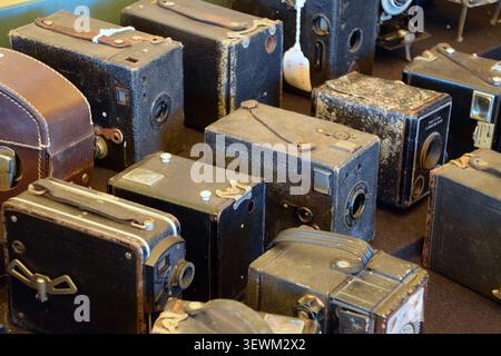 Box camera d'epoca in mostra sul bancone di un commerciante al Bottisham durante il weekend della Guerra degli anni '1940 Foto Stock