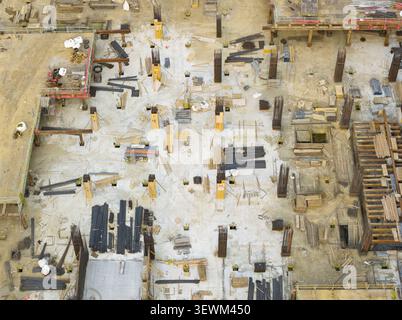 Vista aerea di un cantiere con fondamenta in cemento, armature in acciaio e casseforme in legno per lo sviluppo di un nuovo edificio a Taiwan. Foto Stock