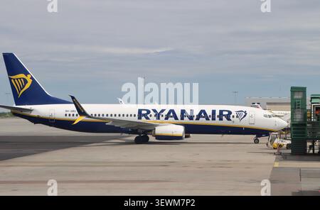 Ryan Air Boeing 737-800 al gate dell'aeroporto Landvetter di Gothenburg, Svezia, 23 giugno 2026 Foto Stock